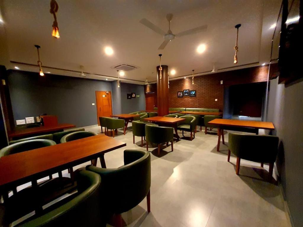 Emperor-Hotel Rachana Continental Pvt Ltd Kizhake Chalakudi Экстерьер фото
