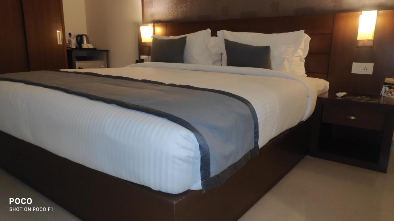 Emperor-Hotel Rachana Continental Pvt Ltd Kizhake Chalakudi Экстерьер фото